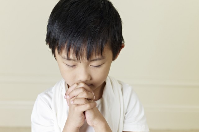 praying child